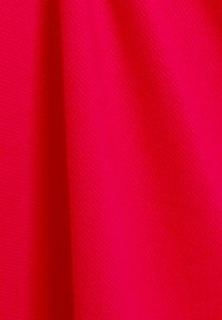 Rode textuurstof met een gaasachtige patroon, voorzien van een heldere, uniforme kleur. Het materiaal lijkt lichtgewicht en valt zacht.