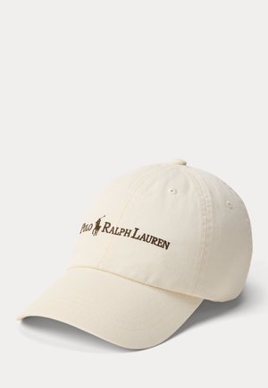 Kremowa czapka z daszkiem z brązowym, wyhaftowanym logo Polo Ralph Lauren i emblematem jeźdźca z przodu.