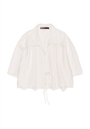 Biała lekka bluzka z rękawami 3/4, kołnierzykiem, wiązaniem z przodu i subtelnym pionowym koronkowym detalem.