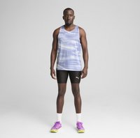 Puma tanktop har et lyseblåt og hvidt marmor mønster, parret med sorte shorts. Shortsene har et hvidt logo på siden.