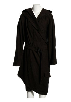 Manteau long marron foncé avec capuche, taille ceinturée, manches longues et ourlet asymétrique présenté sur un mannequin.