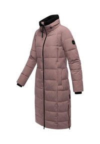 Pink, lang pufferjakke med høj krave, lynlås og quiltet mønster. Har sorte detaljer ved mansjetter og halsudskæring. To sidelommer.