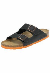 Infradito neri slip-on con due fibbie regolabili, piede in sughero e suola in gomma arancione. Texture liscia con una forma sagomata per il comfort.