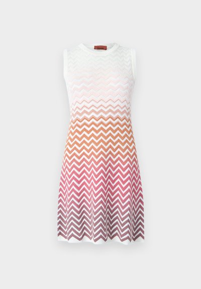 Αμάνικο πλεκτό φόρεμα με σχέδιο chevron που ξεθωριάζει από λευκό σε αποχρώσεις πορτοκαλί, ροζ και μωβ, με στρογγυλή λαιμόκοψη.