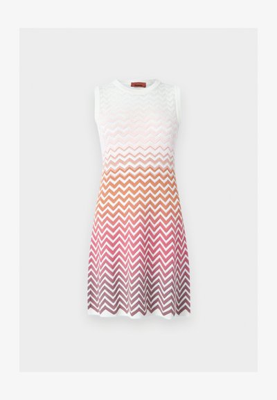 Αμάνικο πλεκτό φόρεμα με σχέδιο chevron που ξεθωριάζει από λευκό σε αποχρώσεις πορτοκαλί, ροζ και μωβ, με στρογγυλή λαιμόκοψη.