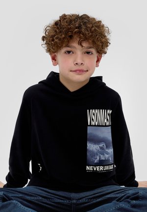 Zwarte hoodie met een frontprint die een monochrome afbeelding en de tekst "VISIONMAST" en "NEVER LOOK BACK" bevat. Zacht materiaal, ontspannen pasvorm.
