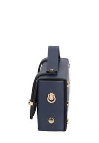 Borsa a tracolla in pelle blu con dettagli in oro, forma rettangolare, manico superiore e particolare con chiusura laterale. Texture liscia e design minimale.