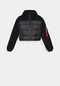 Veste courte noire avec devant matelassé, manches en polaire et capuche, fermeture éclair, et détail de tirette en tissu rouge sur la poche de la manche gauche.