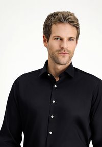 Zwarte overhemdd met een brede kraag, met witte knopen en een soepele textuur. Het ontwerp is klassiek en aansluitend.