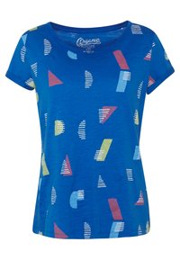 Camiseta de algodón orgánico azul con un patrón gráfico de formas abstractas en rojo, verde y blanco, cuello redondo y mangas cortas.