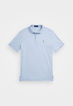 Polo bleu clair à manches courtes avec col, patte de boutonnage à deux boutons et petit logo brodé sur la poitrine gauche.