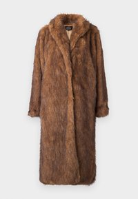 Cappotto in ecopelliccia marrone con superficie morbida e testurizzata. Presenta un colletto a scialle e un'apertura frontale, arrivando all'altezza del ginocchio con maniche lunghe.