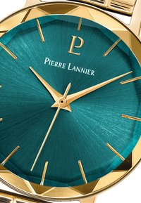Reloj de pulsera dorado con un dial de sol en tono teal, manecillas de hora y minuto en oro apuntadas, y el nombre de la marca "Pierre Lannier" impreso en blanco.