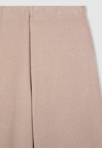 Spodnie w różowy wzór w kratę houndstooth, z teksturowanej tkaniny, z plisą z przodu i prostym krojem. Gładki pas z wykończonymi krawędziami.