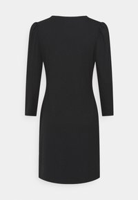 Robe noire côtelée à manches trois quarts, avec un col rond et une silhouette ajustée. Texture lisse, coupe à hauteur du genou.