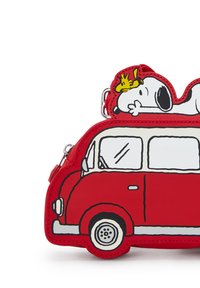 Czerwona torebka z tkaniny w kształcie vintage'owego vana, z rysunkiem psa z kreskówek na górze, z czarno-białymi akcentami i zamknięciem na zamek.