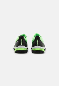 Pantofi sport negri și verzi neon, cu un superior texturat, talpă cu amortizare și un design ușor, având accente cu logo pe călcâi.