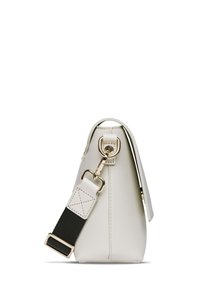 Borsa a spalla in pelle bianca vista laterale con tracolla nera regolabile e hardware in tono oro su sfondo bianco.