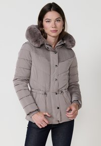 Padded taupe jakna s kapuljačom od umjetnog krzna, dijamantnim uzorcima, kopčama na dugme i podesivim vezicama u struku i na manžetama.