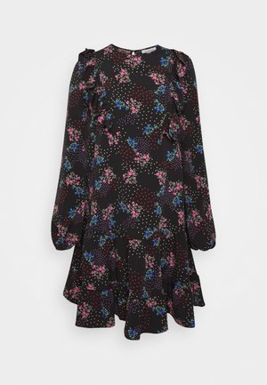 Robe florale noire avec des manches longues, des accents volants et un ourlet en couches. Présente des motifs roses, bleus et blancs, fabriquée en tissu léger.