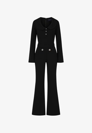 Sort jumpsuit med krave, lange ærmer, knaplukning og flagrende bukser. Har dekorative knapper ved taljen.