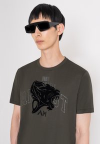 Antony Morato REGULAR FIT - Majica kratkih rukava s printom - dark army
