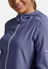 2XU AERO - Laufjacke - blue stone halogen reflective