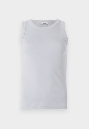 Top de alças em azul claro com decote arredondado. Textura suave e design sem mangas, apresentando um discreto rótulo da marca no decote.