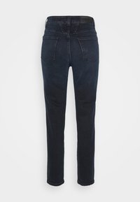 Tmavě modré džíny z denimu se střihovým designem rovného nohavice a pěti kapsami. Disponují středním pasem a hladkou texturou, s jednoduchým pasem.