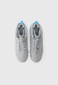 Grå høye sneakers laget av lær og mesh, med blå aksenter på sålen og tungen, samt en teksturert overflate og perforeringer.