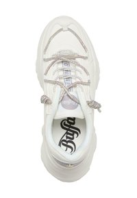 Weißer Sneaker aus strukturiertem Material, mit metallischen Akzenten und mit Strasssteinen verzierten Schnürsenkeln. Verfügt über eine gepolsterte Sohle und eine gebrandete Innensohle.