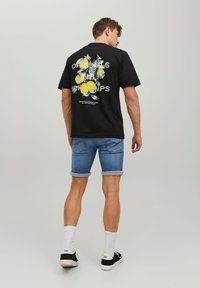 Jack & Jones JJIRICK JJICON SHORTS JJ 032 50SPS SN - Shorts di jeans - blue denim