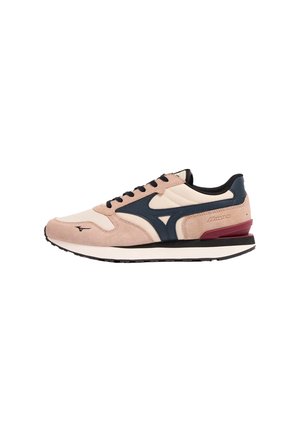 Beiger und marineblauer Mizuno-Sneaker mit schwarzen Schnürsenkeln, gepolsterter Sohle und bordeauxfarbenem Akzent auf weißem Hintergrund.