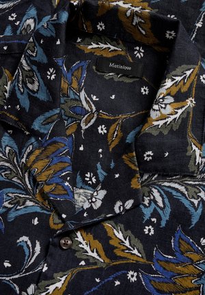 Must mustra shirt, millelise lillemustriga sinise, valge, rohelise ja pruuni tooni, volditud kraega ja ühe nööbiga detailiga.