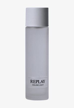 Frostet glassflaske med ribbet tekstur, hvit plastlokk og svart trykt tekst "REPLAY ICELAND LIGHT" på forsiden.