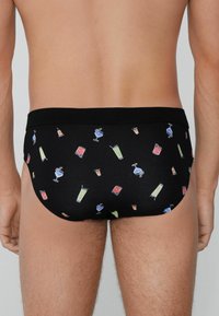 Slip da bagno neri con un motivo ripetuto di cocktail e drink colorati. Tessuto morbido e vita elastica per il massimo comfort.