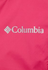 Rosa Stoff mit glatter Textur, der das weiße "Columbia"-Logo und ein geometrisches Muster-Design in der oberen linken Ecke zeigt.