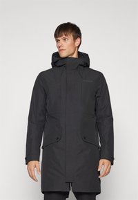 Sort vandtæt parka med hætte, frontlynlås og to store udvendige lommer. Har en glat tekstur og minimal branding.