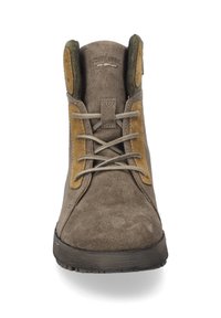 Brune suedestøvle til ankel med grønne og beige accenter, snøresystem og en tekstureret gummisål. Logoet er synligt på pløsen.