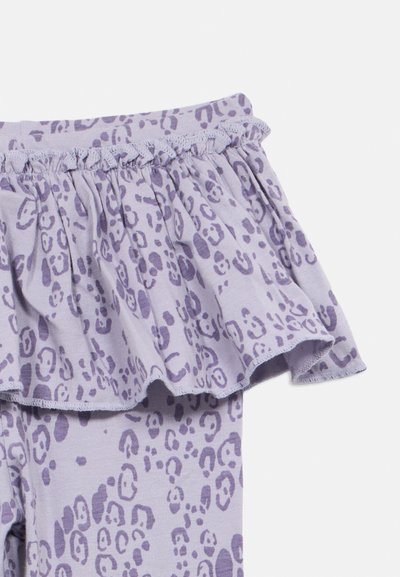 Top roxo com um decote franzido e um padrão de estampado de leopardo. Feito de um tecido suave com acabamento elástico e uma textura lisa.