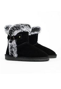 Las botas de ante negro cuentan con un lujoso collar de piel sintética gris y detalles laterales, con una punta redondeada y una suela de goma negra texturizada.