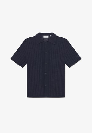 Tamsiai mėlynas, trumpomis rankovėmis megztas polo marškinėliai su vertikaliu raukšlėtu tekstūru, mygtukų užsegimu ir smailia apykakle.