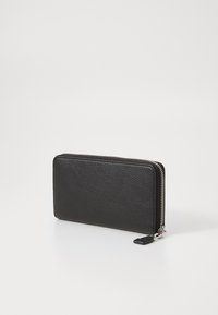 Cartera de cuero negro con acabado texturizado, forma rectangular y cierre de cremallera. Presenta una cremallera y tirador en tono plateado.