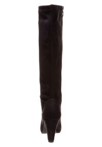 Schwarze kniehohe Stiefel mit einer glatten Wildledertextur, einem schmalen Design und einem schmalen Absatz; verfügen über einen Reißverschluss auf der Außenseite.