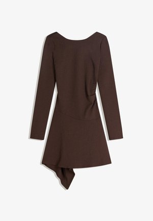 Brun langærmet kjole med en let buet halsudskæring, tætsiddende overdel og asymmetrisk nederkant, lavet af tekstureret stof.