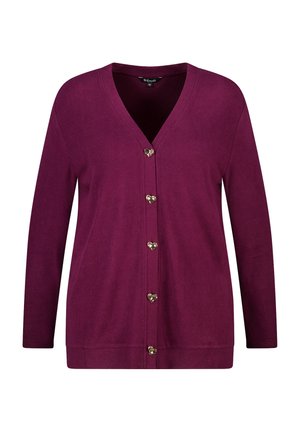Bordeaux cardigan met een v-hals en lange mouwen. Kenmerkt zich door hartvormige gouden knopen aan de voorkant en een zachte, gehaakte stof.