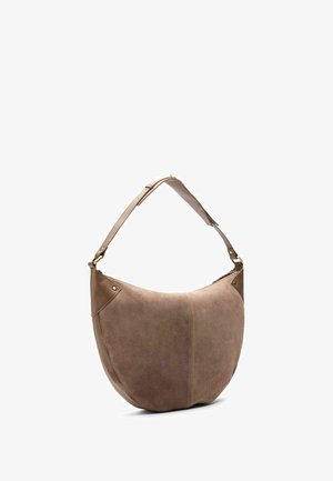 Zachte taupe suède schoudertas met afgeronde vorm, verstelbare leren riem en messing hardware-accenten.