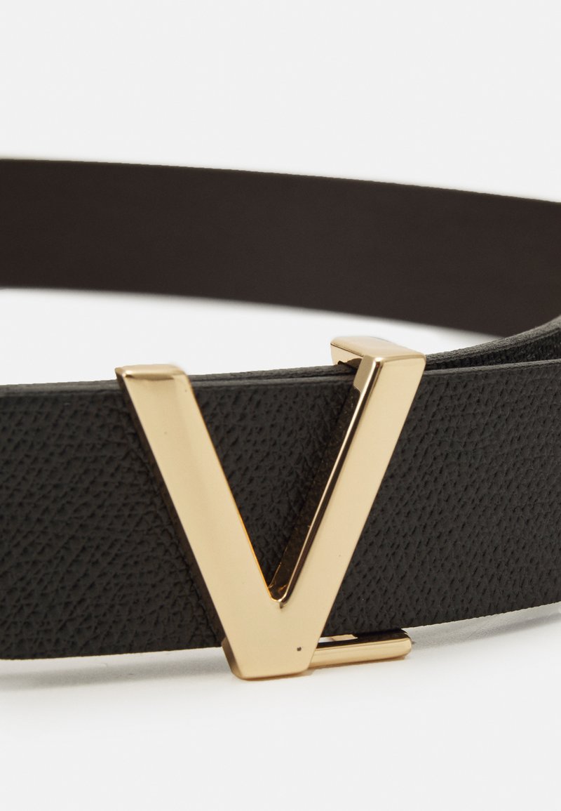 Schwarzer Ledergürtel mit einer goldenen "V"-Logo-Schnalle, glatter Textur und einem eleganten, minimalistischen Design.