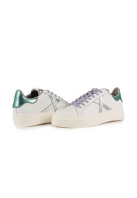 Sneakers bianchi in pelle con dettagli verde menta sul tallone, lacci lavanda e dettagli argentati sui lati, suola bianca testurizzata.