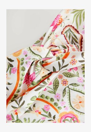 Bloemstoffen met een witte achtergrond, met kleurrijke ontwerpen van roze en oranje bloemen, groene bladeren en ingewikkelde patronen.